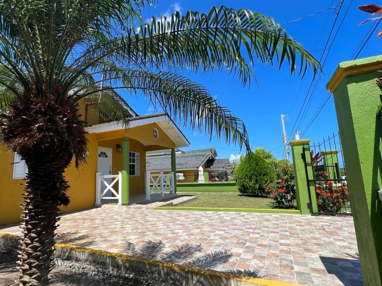 Reddie Vacation Homes Windsor  エクステリア 写真